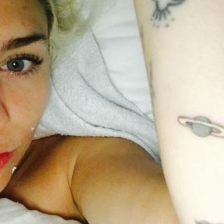 Miley Cyrus confunde a Saturno con Júpiter