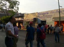 Algunas personas evacuan algunos inmuebles ante el movimiento telúrico. TWITTER / @pcivilchiapas
