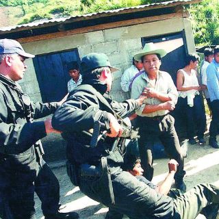 Reportan siete agentes heridos tras desalojo en Chiapas