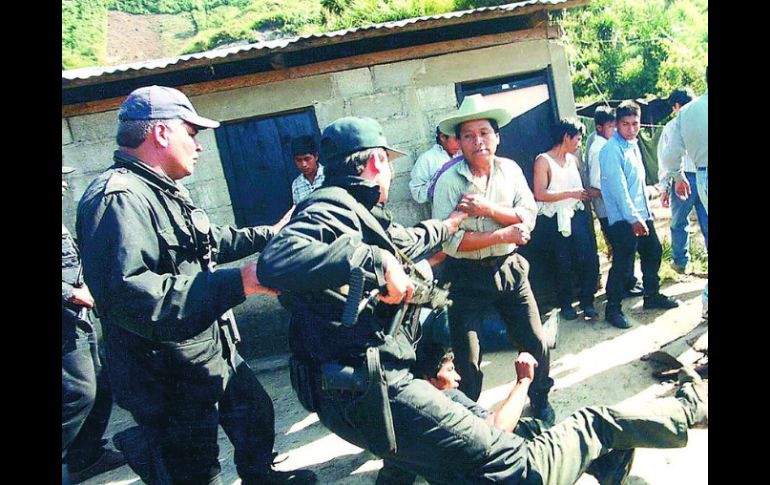Los agentes de la Policía resultaron con “lesiones no graves” de piedras y palos. NTX / ARCHIVO