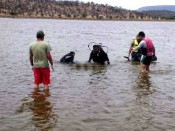 Los especialistas en rescate acuático de la UEPCBJ iniciaron la búsqueda.  / Especial