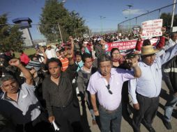Los maestros disidentes son desalojados y replegados hasta las afueras del Centro de Convenciones. SUN / ARCHIVO