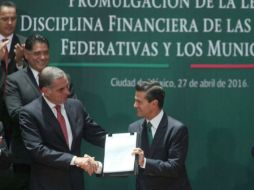 El Mandatario asegura que los objetivos de la ley son reducir costos de financiamiento a gobiernos y moderar endeudamiento. SUN / L. Godínez