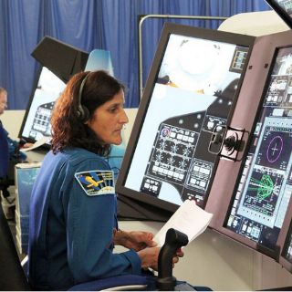 Astronautas de la NASA preparan vuelos en naves comerciales