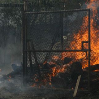 Bomberos combaten incendio en Carretera a Chapala