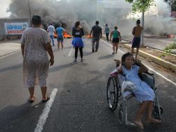 Uno de los bloqueos que residentes de Maracaibo fijaron en una vía de esa ciudad. EFE / H. Matheus