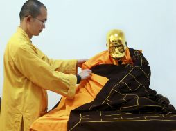 Según la creencia budista, solo un monje realmente virtuoso permanece intacto después de ser momificado. AP / Chinatopix