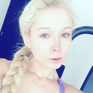 Barbie Humana 'escandaliza' sin maquillaje