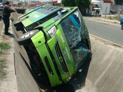 El camión estaba volcado sobre su costado izquierdo dentro de un canal pluvial que se hallaba seco. ESPECIAL /