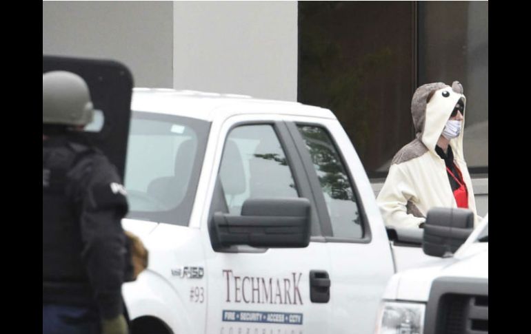 Una fotografía divulgada  muestra al individuo vestido con un traje de un animal o personaje de algún dibujo animado. AP / K. Lam