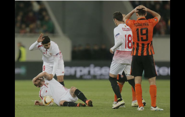 Krohn-Delhi se lastimó solo al girar en el centro del campo, en lo que parece una grave lesión en la rodilla. AP / E. Lukatsky