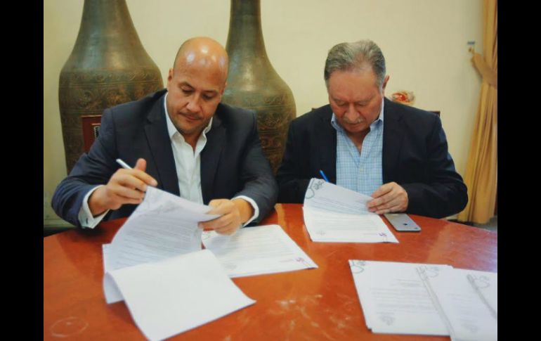 Enrique Alfaro durante la firma de convenio. ESPECIAL / Ayuntamiento de Guadalajara