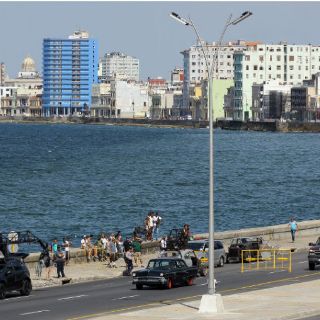 Rodaje de 'Rápidos y Furiosos 8' atrae curiosos en La Habana