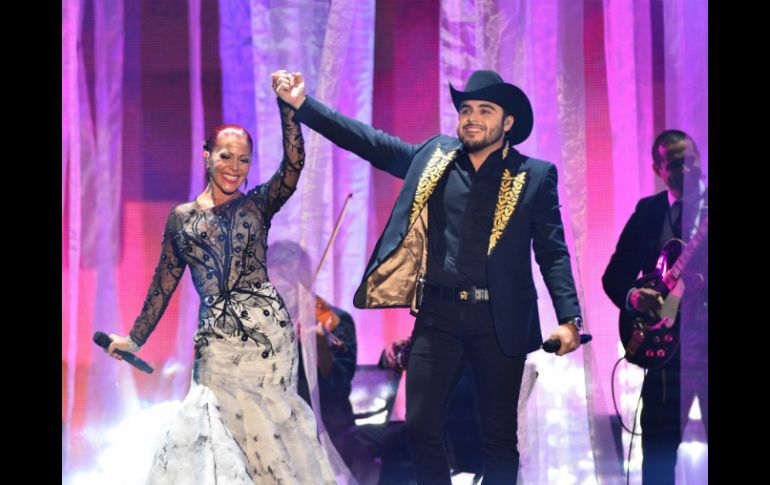 La cantante se presentó junto a Gerardo Ortiz en el escenario. EFE / G. De Cardenas