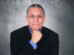 Martín Moreno se desenvuelve como columnista y conductor de radio. ESPECIAL / Océano