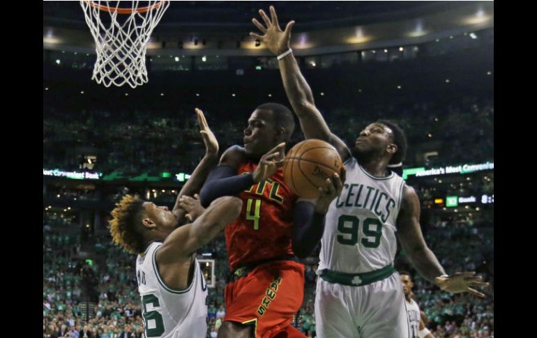 Paul Millsap (4), de Atlanta, terminó con 17 puntos en el juego de ayer. AP / E. Amendola