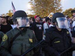 La policía indica que los detenidos fueron diez hombres y siete mujeres con cargos de violar el orden público. EFE / P. Buck