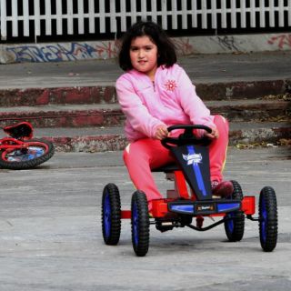 Familias celebran a niños con juguetes y dulces