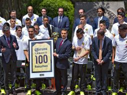 Ignacio Ambriz, director técnico azulcrema, le entregó a Peña Nieto una playera conmemorativa del centenario del equipo. MEXSPORT / J. Ramírez