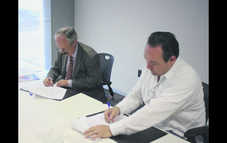 El rector de la institución, Constantino Álvarez (izquierda) y el presidente de Tlajomulco, Alberto Uribe, firmaron del documento. ESPECIAL /