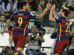 Suárez no falló y marcó el 0-2 para sentenciar un choque en el que el Barcelona, pese a su flojo partido, retuvo el liderato. EFE / J. Vidal