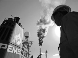 Al llegar a la plataforma de Ku Maloob Zaap, los trabajadores adoptan a su nueva familia: sus compañeros. EFE / J. Reyes García