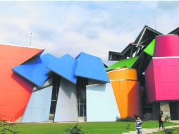 Fallas tectónicas (azules) y volcanes (rojo) describen a las tierras panameñas. EL INFORMADOR /