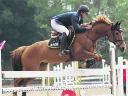 Arturo Parada, jinete del Guadalajara Jockey Club, durante el recorrido en la prueba libre con obstáculos a 1.30 metros de altura. EL INFORMADOR / F. Atilano