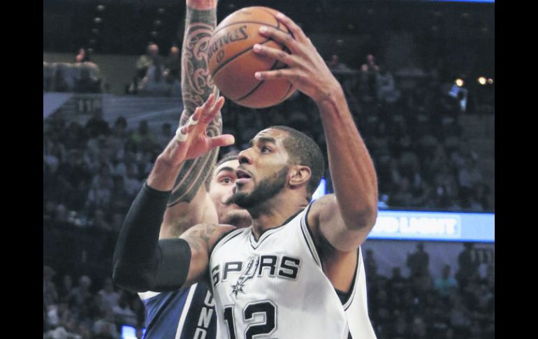 LaMarcus Aldridge (#12) de los Spurs de San Antonio fue el máximo anotar del juego de anoche ante Oklahoma City. AP /