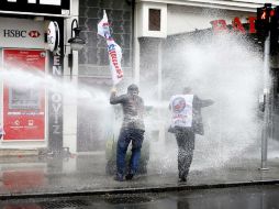 Agentes usaron cañones de agua para evitar que los manifestantes entraran a la Plaza Taksim y la bloquearan. EFE / S. Suna