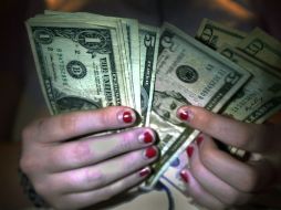 La moneda de EU se vende en un máximo de 16.45 pesos y se compra en un mínimo de 16.10 pesos. AFP / ARCHIVO