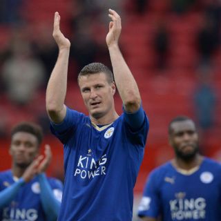 Leicester pospone el título tras empatar con Manchester United