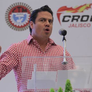 Aristóteles Sandoval llama a mejorar el salario mínimo