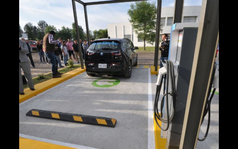 El híbrido es mucho más flexible, ya que el eléctrico tiene rango limitado sin estaciones de carga rápida. NTX / ARCHIVO