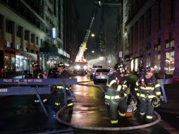 Varios carros de bomberos se dirigieron al lugar y lucharon contra el siniestro desde la calle y edificios vecinos. EFE / J. Szenes