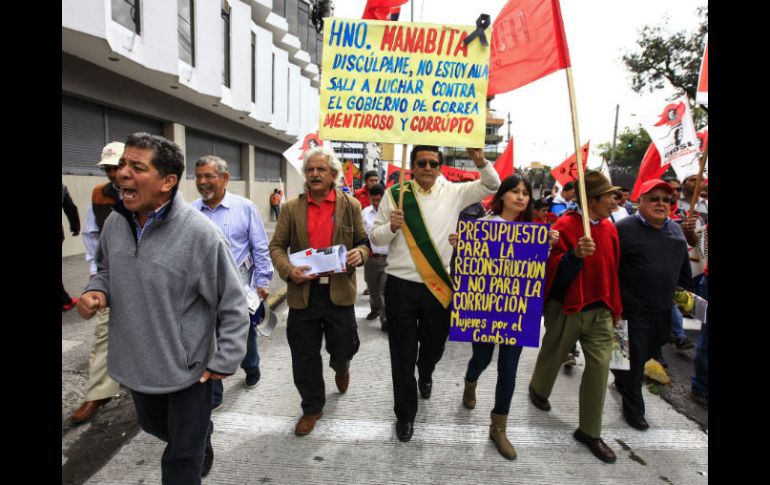 En la marcha participaron organizaciones de trabajadores, sindicalistas, activistas y ambientalistas. EFE / En la marcha participaron organizaciones de t