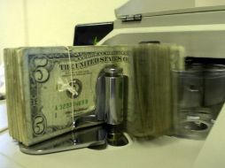 Prevén que este lunes el tipo de cambio oscile en un rango de 17.08 y 17.25 pesos por dólar. AP / ARCHIVO