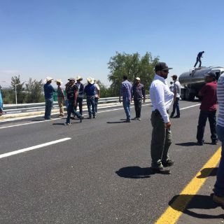 Lecheros bloquean autopista Guadalajara-Lagos de Moreno