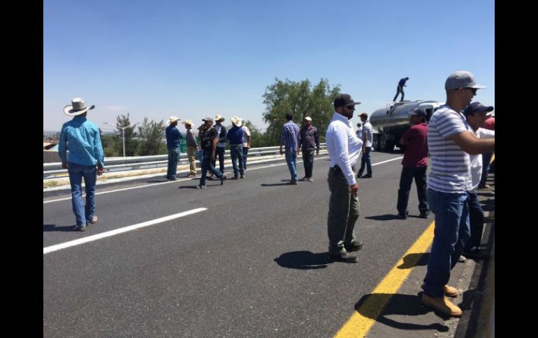 Los lecheros reclaman que el Gobierno les está pagando un precio muy bajo por el litro de leche. ESPECIAL / D. Guzmán