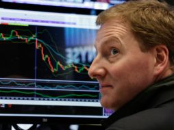 Al cierre de la sesión el dólar perdía terreno frente al euro. AP / ARCHIVO