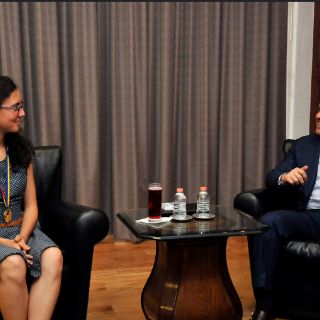 Campeona de matemáticas se reúne con Aristóteles