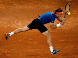 El tenista español golpea la bola ante Guillermo García-López. EFE / J. Martín