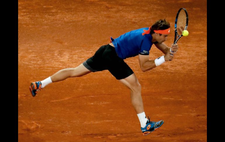 El tenista español golpea la bola ante Guillermo García-López. EFE / J. Martín