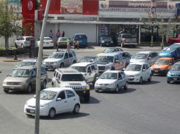Glorieta Minerva: la camioneta Hummer, a pesar de ir en los carriles laterales (de salida), se cruza para continuar por la rotonda. EL INFORMADOR / A. Hinojosa