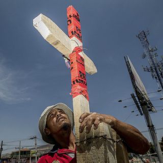 Peña Nieto felicita a los albañiles