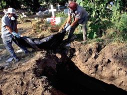 La Fiscalía General del Estado informa que antes de ser inhumados, los cuerpos fueron sometidos a estudios y análisis. AFP / ARCHIVO