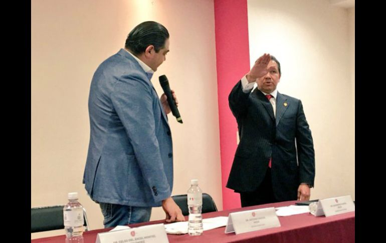 El secretario de Salud, Antonio Cruces Mada, fue el encargado de tomar protesta a García Mejía. TWITTER / @saludjalisco