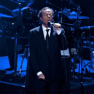Julio Iglesias regresa a los escenarios tras cancelar conciertos