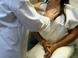 La técnica debe realizarse mensualmente para observar cambios en las mamas. EFE / ARCHIVO