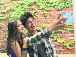 Éxito. Sebastián cuenta con casi tres millones de seguidores en su canal de videos. En la foto, con la estrella de 'Soy Luna'. ESPECIAL / Disney Channel